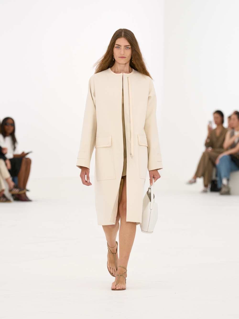 La silueta de la mujer Hermès para SS27 viene del aire