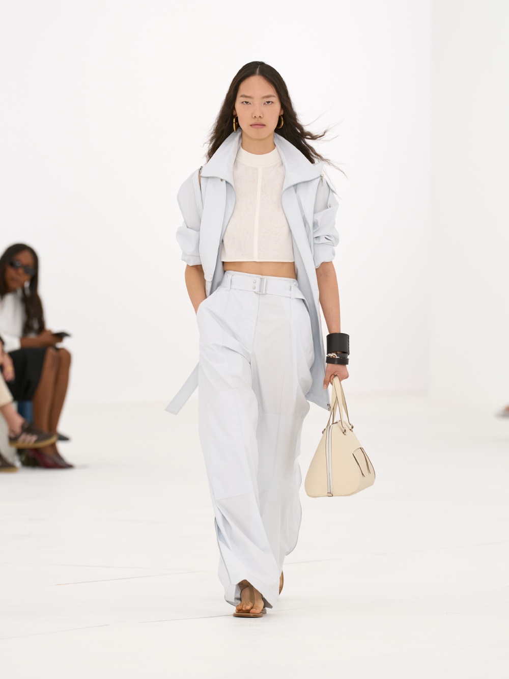 La silueta de la mujer Hermès para SS27 viene del aire