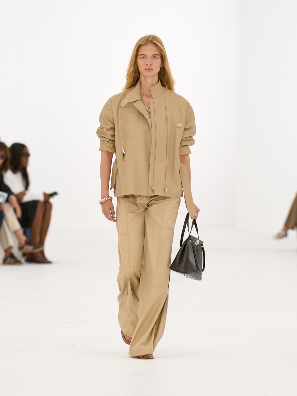 La silueta de la mujer Hermès para SS27 viene del aire