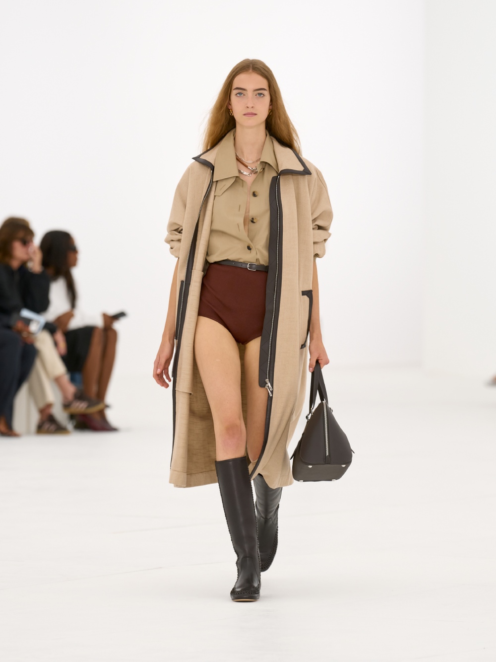 La silueta de la mujer Hermès para SS27 viene del aire