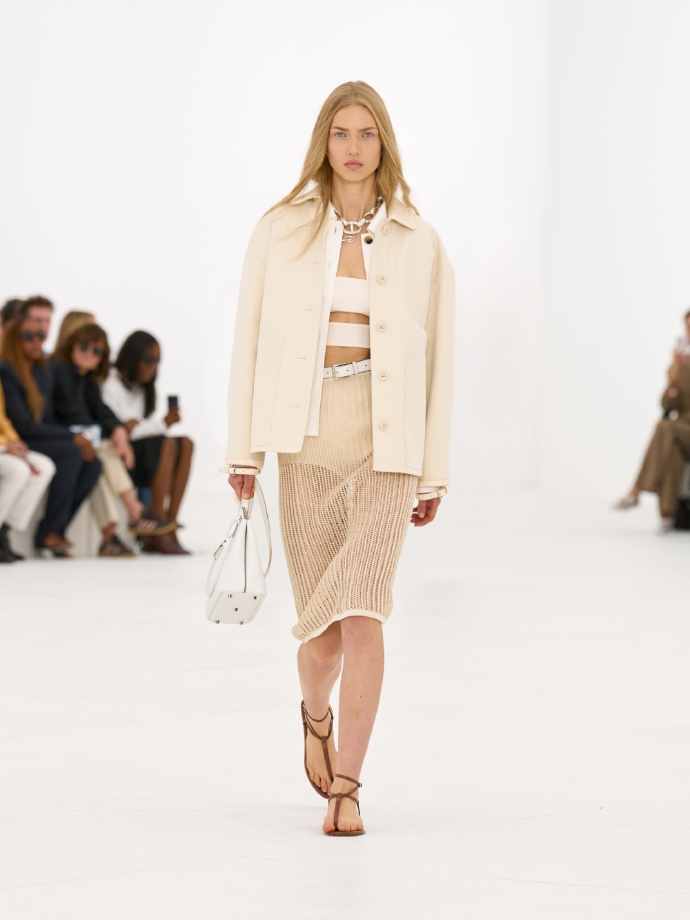 La silueta de la mujer Hermès para SS27 viene del aire