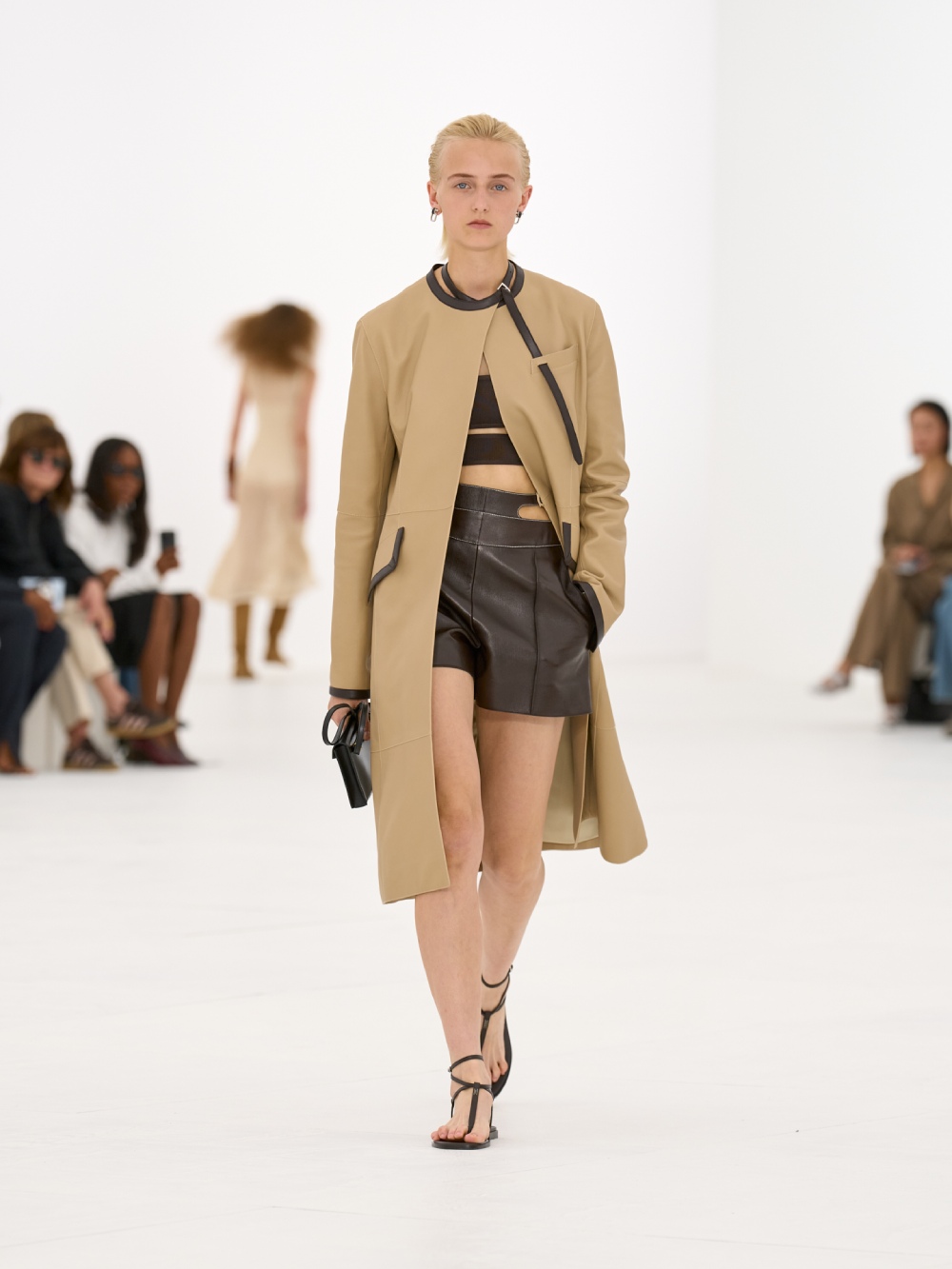 La silueta de la mujer Hermès para SS27 viene del aire