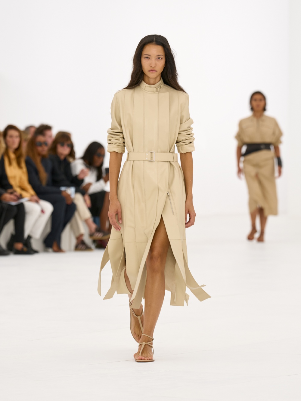 La silueta de la mujer Hermès para SS27 viene del aire