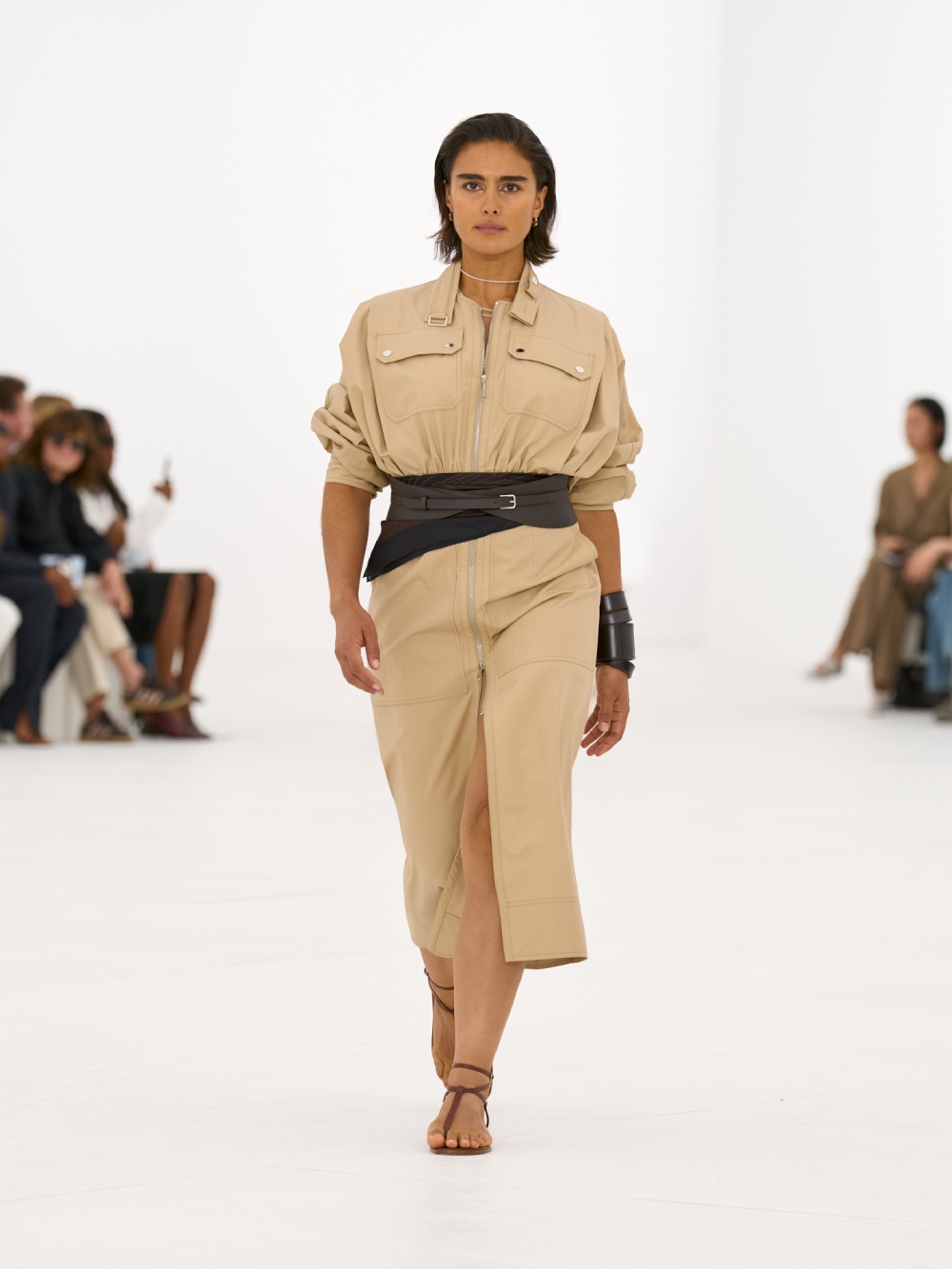 La silueta de la mujer Hermès para SS27 viene del aire
