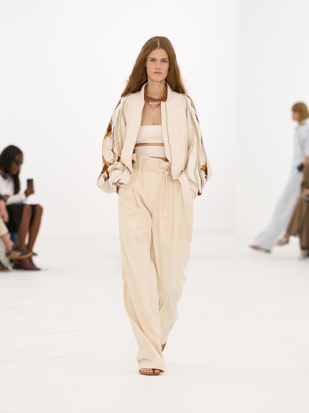 La silueta de la mujer Hermès para SS27 viene del aire