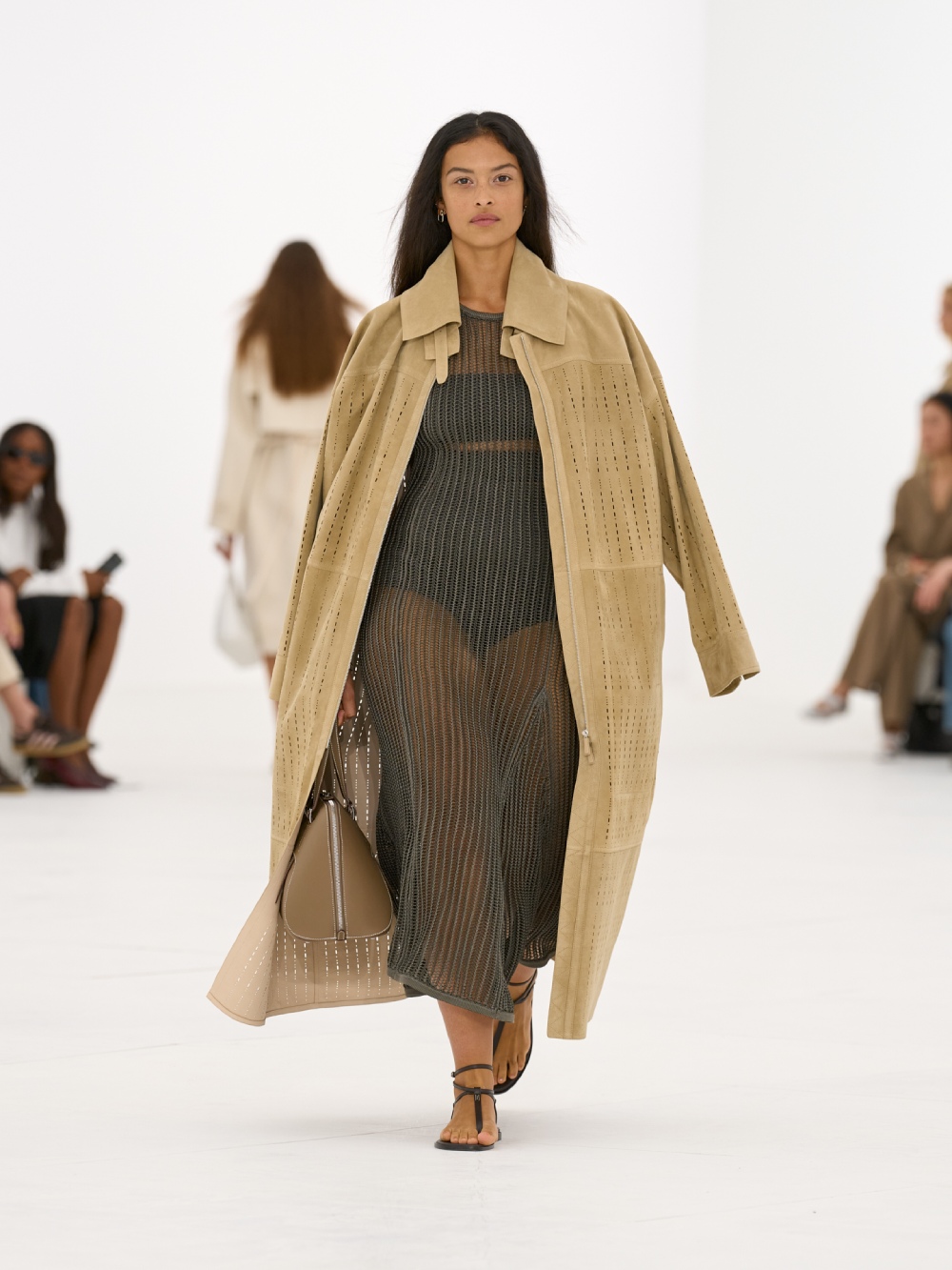 La silueta de la mujer Hermès para SS27 viene del aire