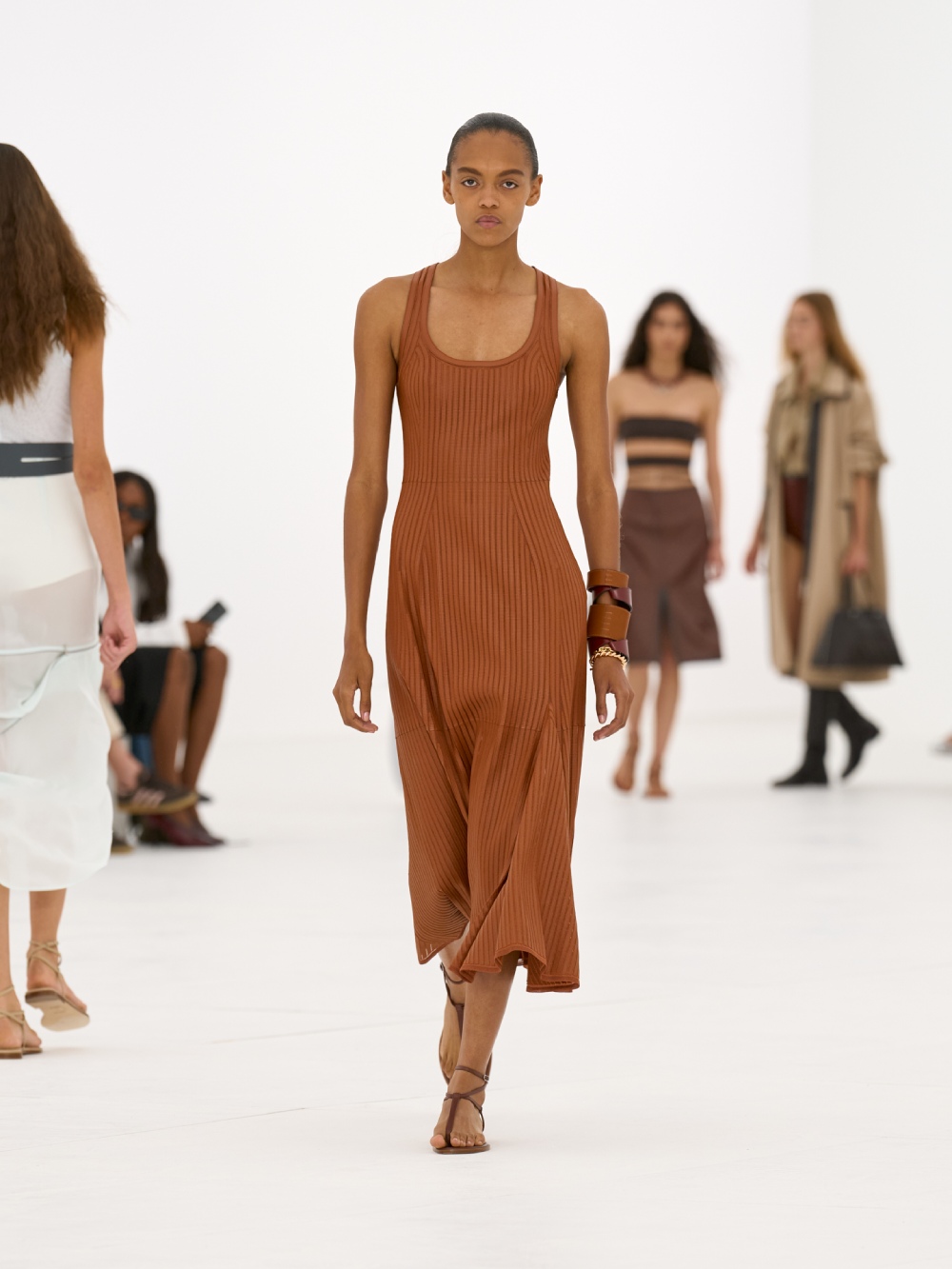 La silueta de la mujer Hermès para SS27 viene del aire