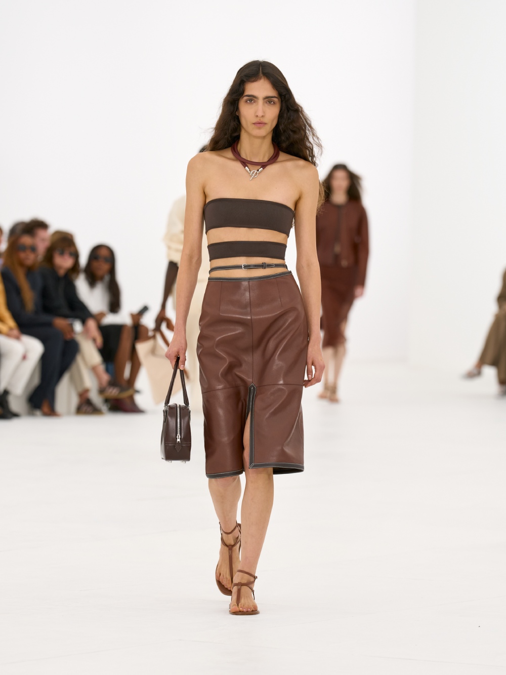La silueta de la mujer Hermès para SS27 viene del aire