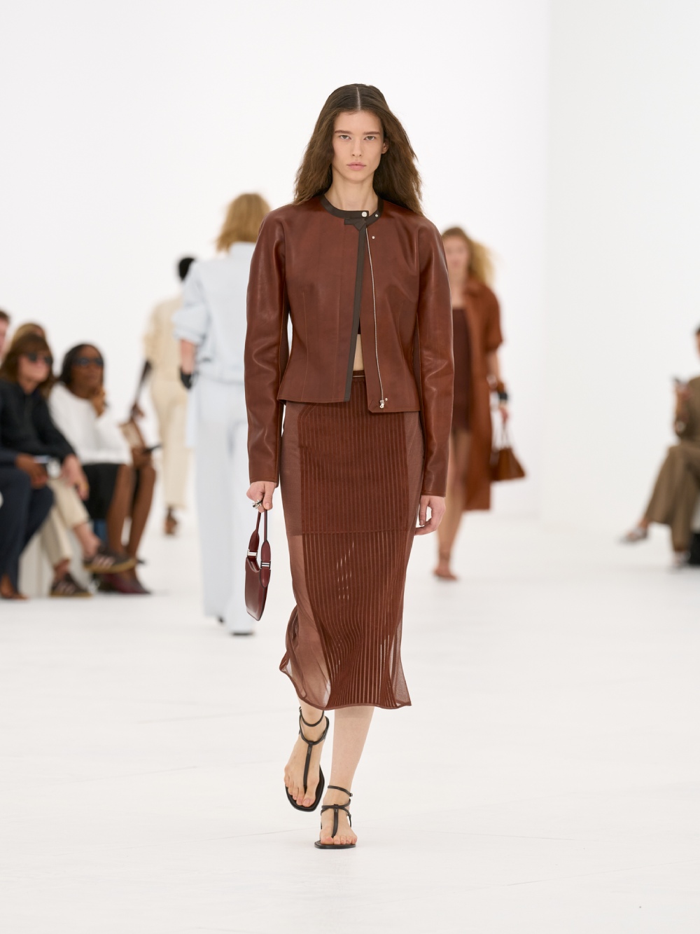 La silueta de la mujer Hermès para SS27 viene del aire