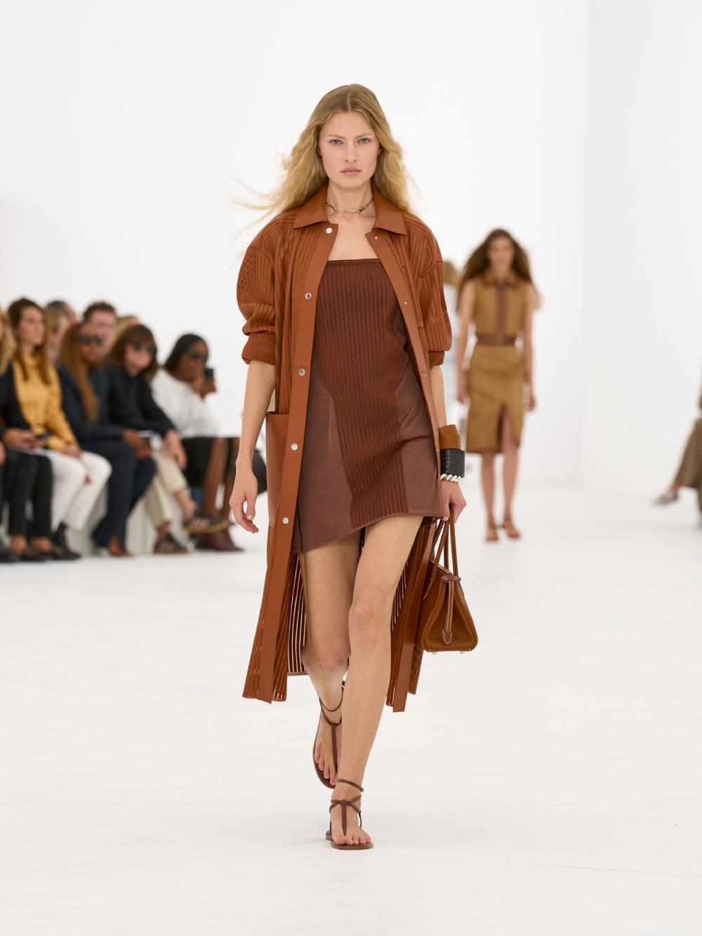 La silueta de la mujer Hermès para SS27 viene del aire
