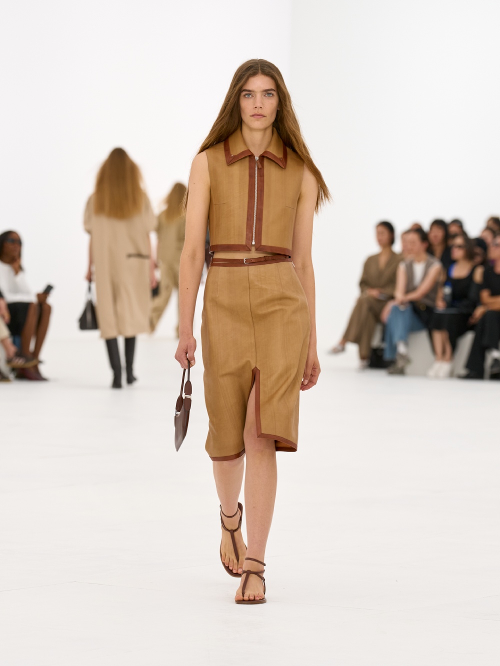 La silueta de la mujer Hermès para SS27 viene del aire