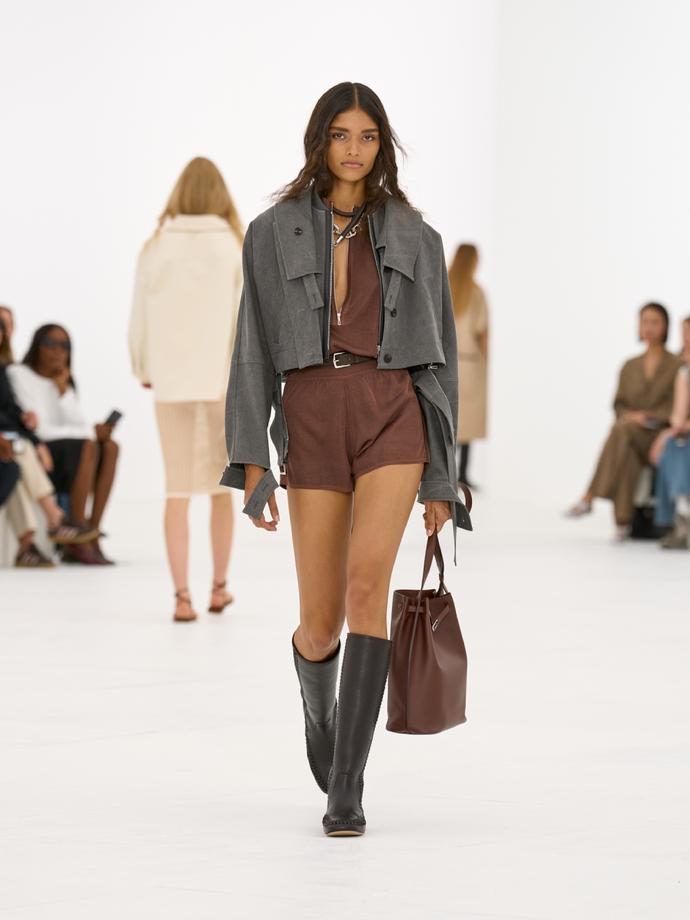 La silueta de la mujer Hermès para SS27 viene del aire
