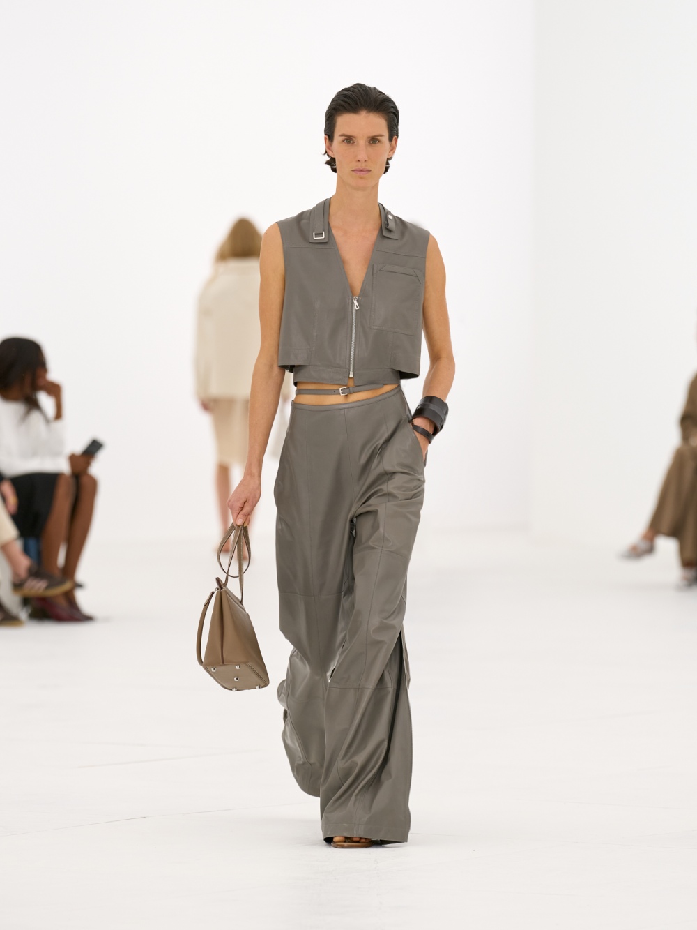 La silueta de la mujer Hermès para SS27 viene del aire