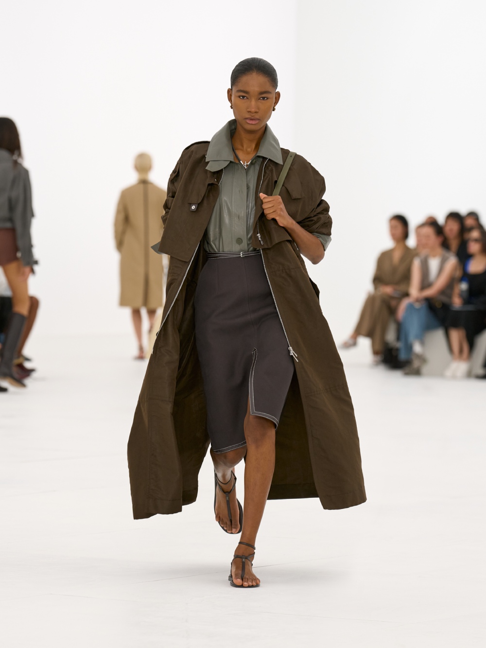 La silueta de la mujer Hermès para SS27 viene del aire