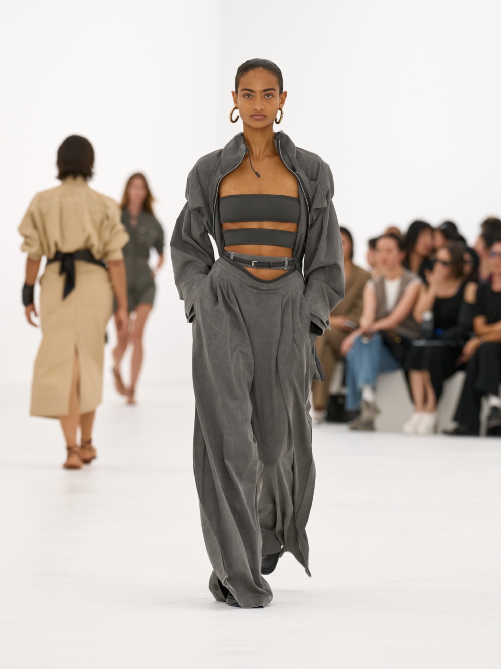 La silueta de la mujer Hermès para SS27 viene del aire