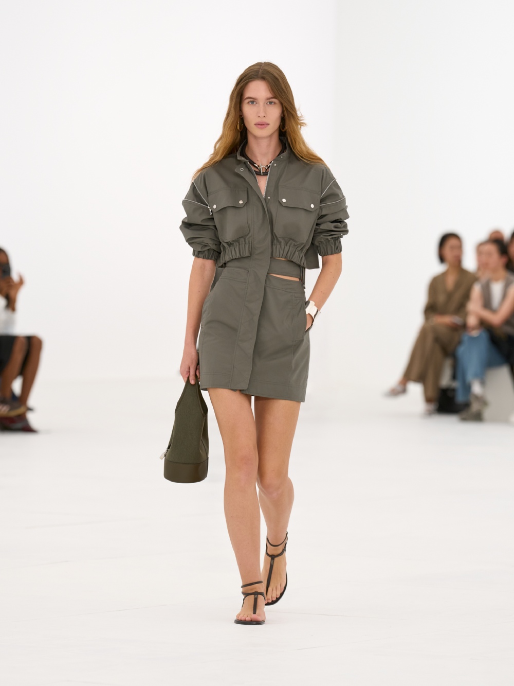 La silueta de la mujer Hermès para SS27 viene del aire