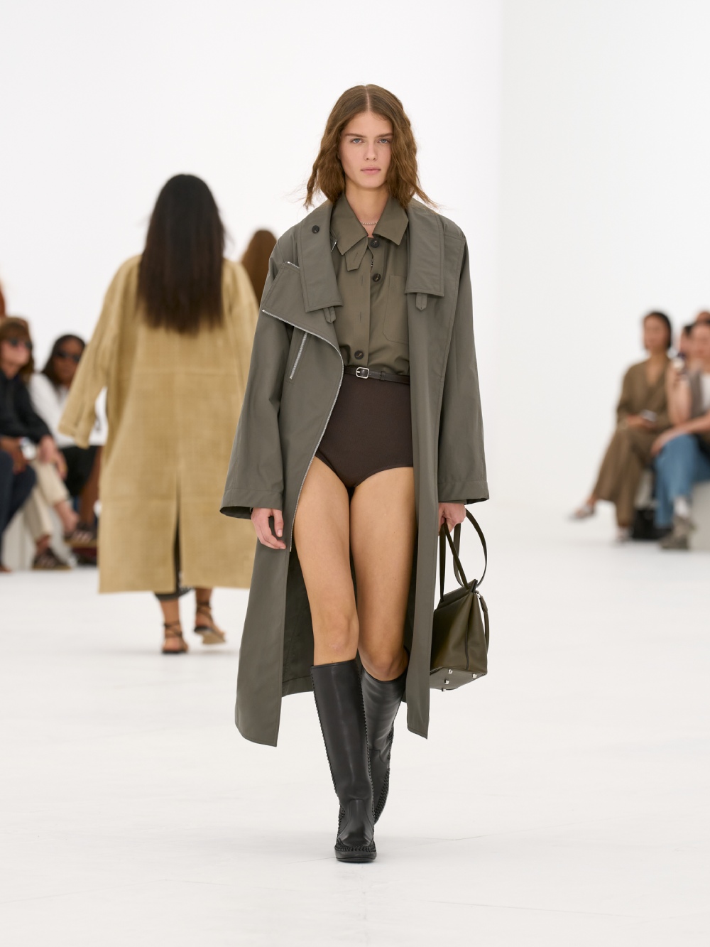La silueta de la mujer Hermès para SS27 viene del aire