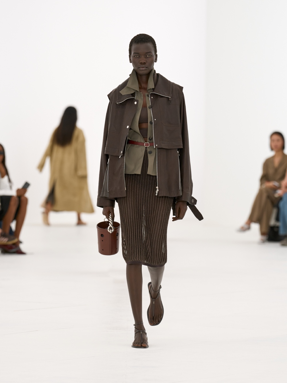 La silueta de la mujer Hermès para SS27 viene del aire