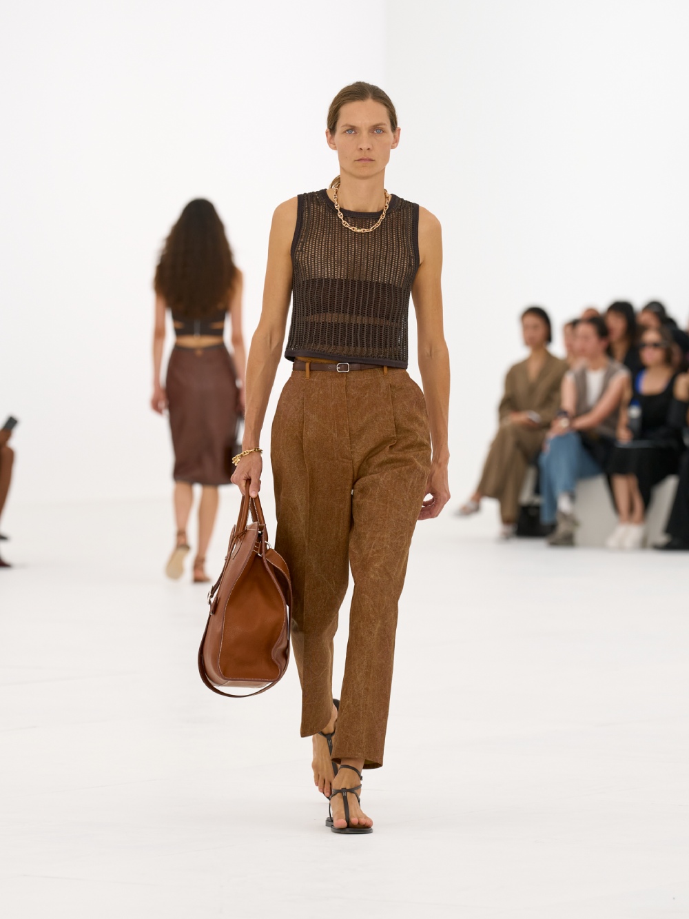 La silueta de la mujer Hermès para SS27 viene del aire