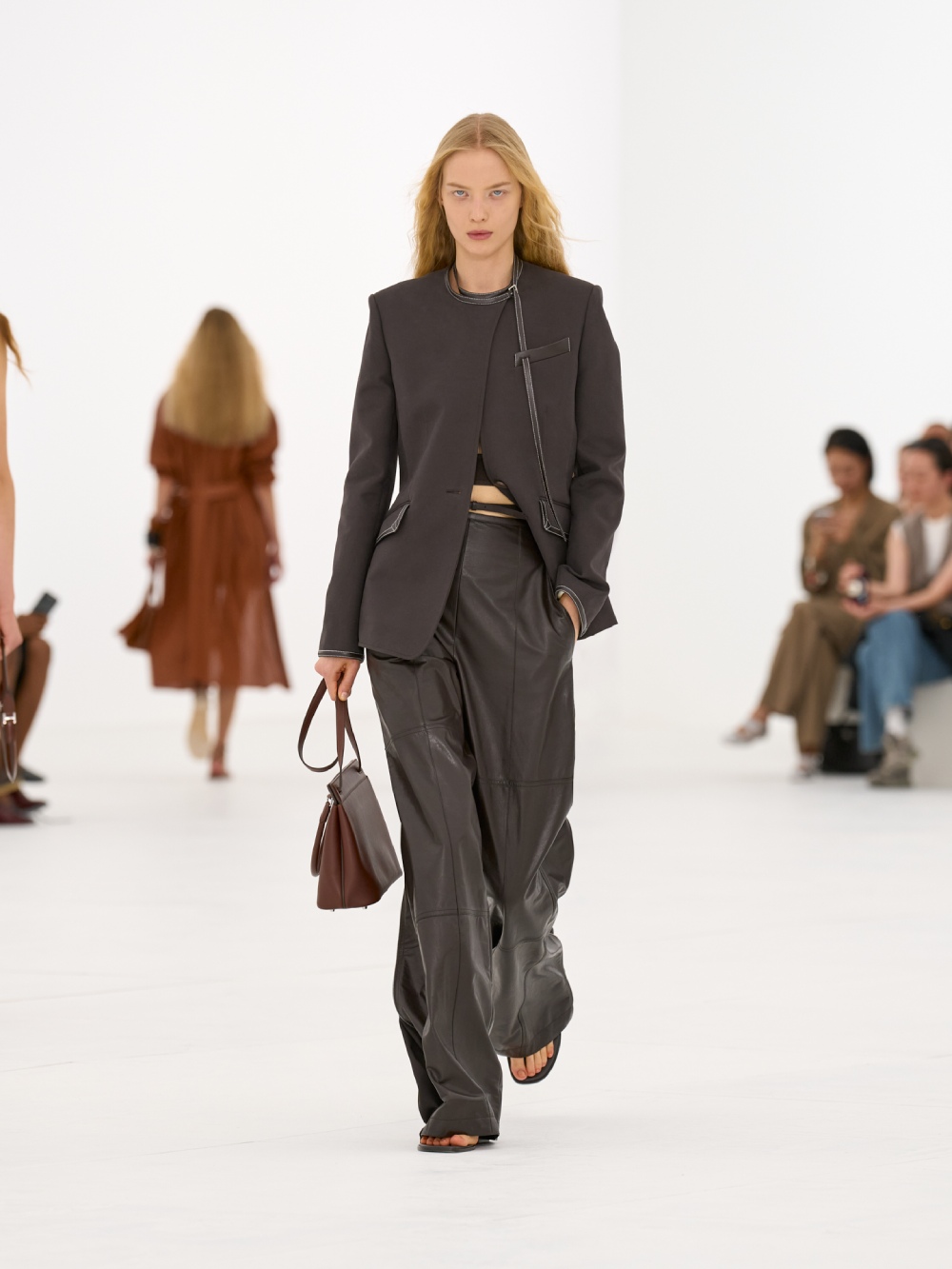 La silueta de la mujer Hermès para SS27 viene del aire