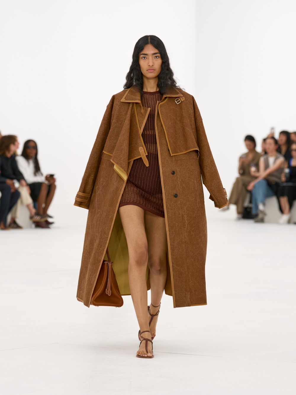 La silueta de la mujer Hermès para SS27 viene del aire