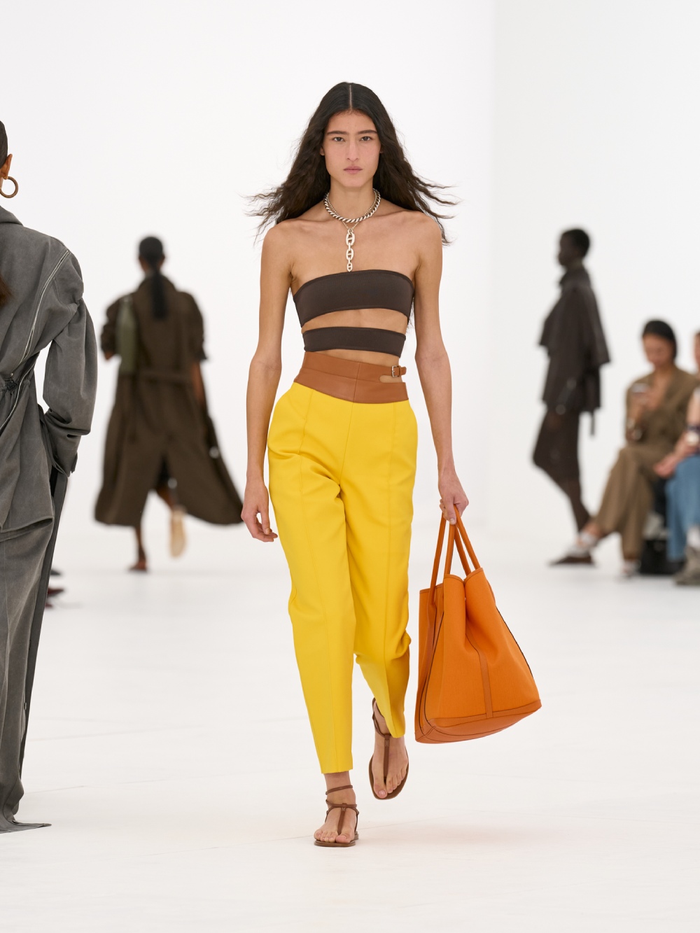 La silueta de la mujer Hermès para SS27 viene del aire