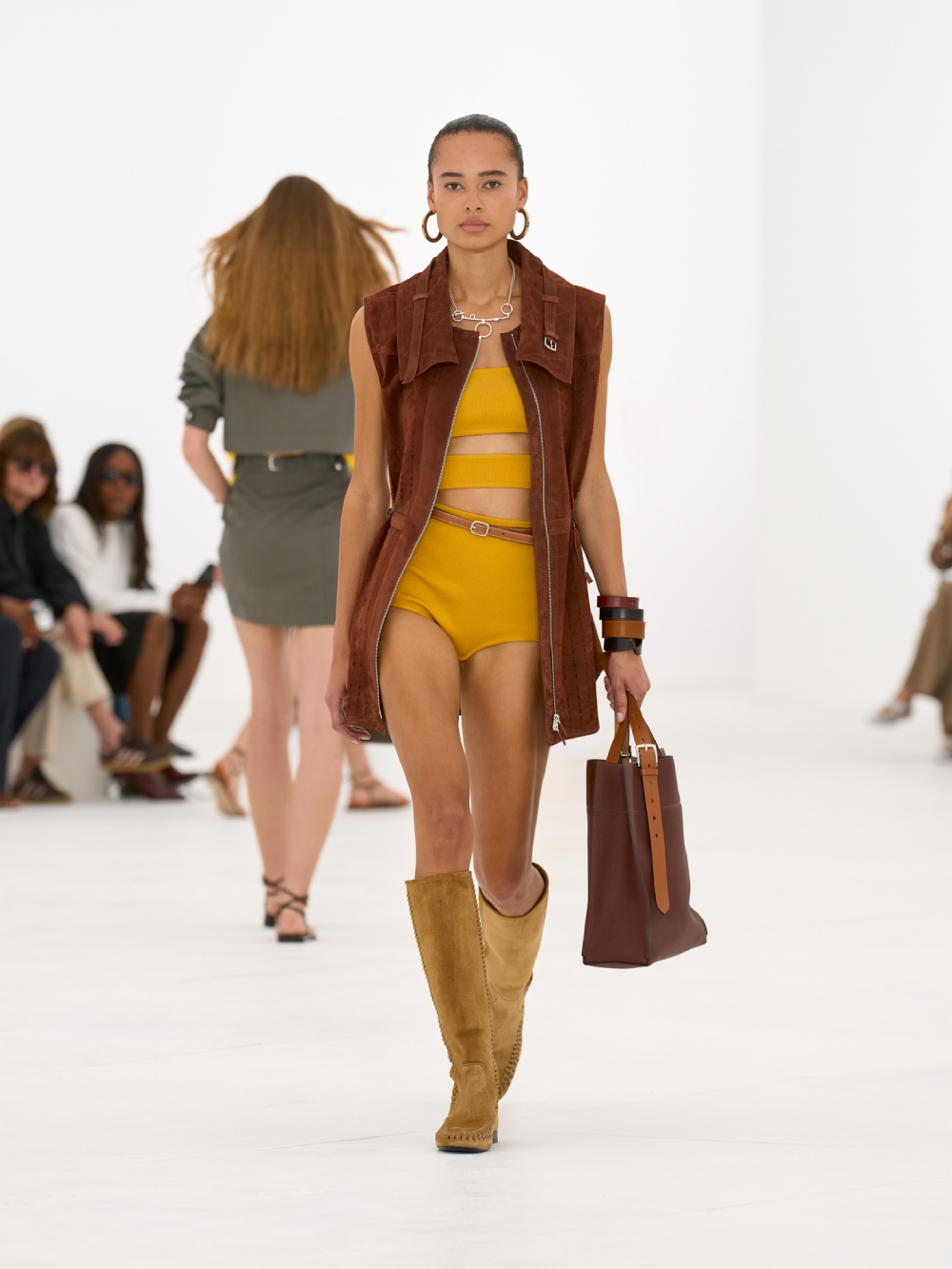 La silueta de la mujer Hermès para SS27 viene del aire