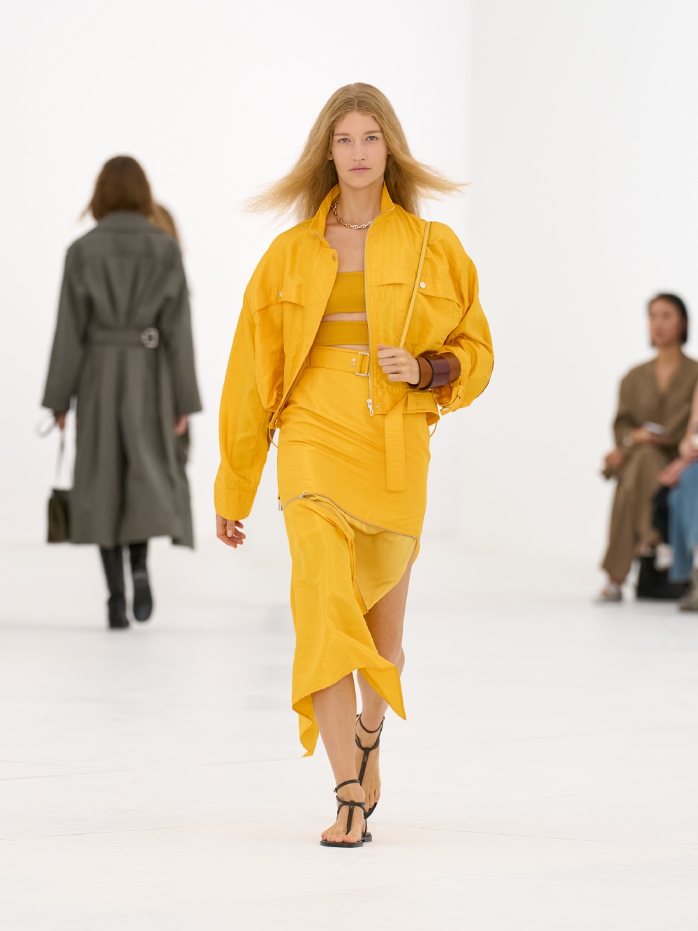 La silueta de la mujer Hermès para SS27 viene del aire