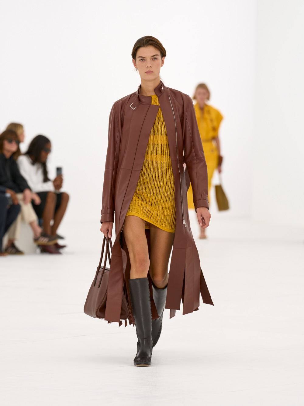La silueta de la mujer Hermès para SS27 viene del aire