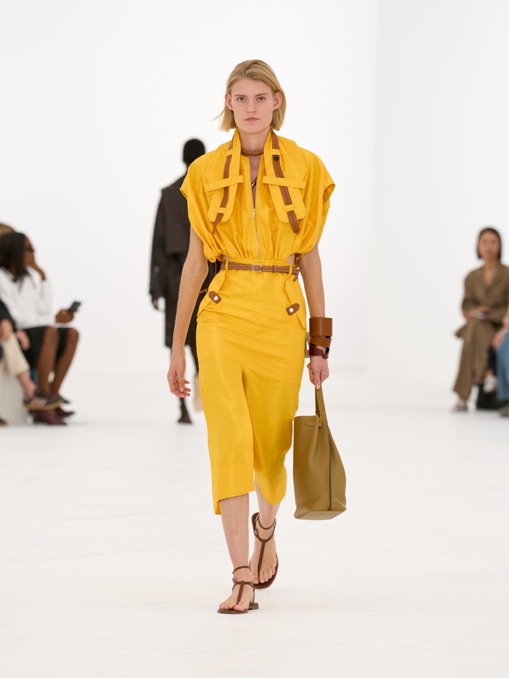 La silueta de la mujer Hermès para SS27 viene del aire