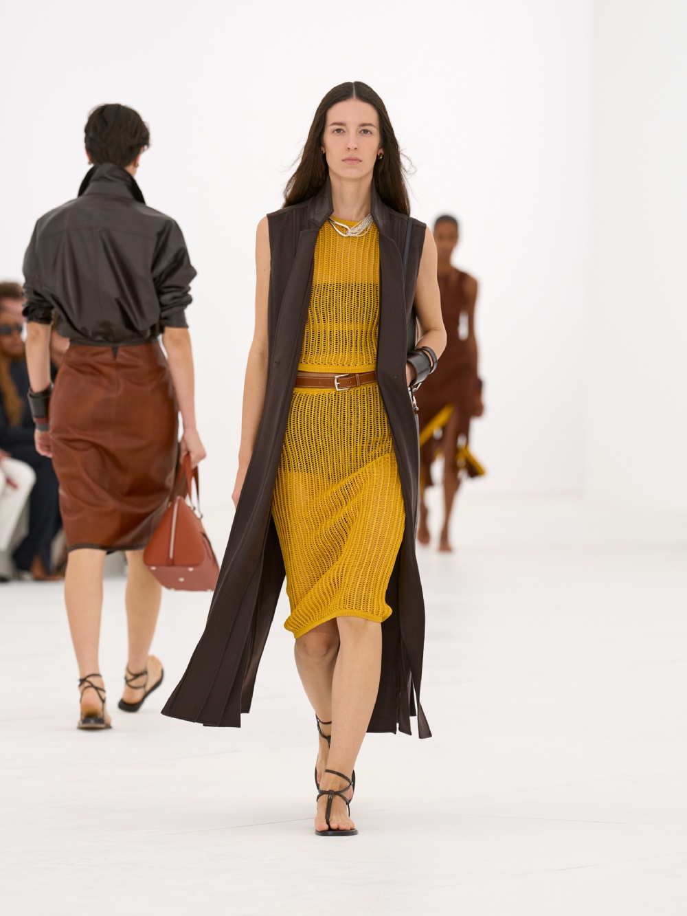 La silueta de la mujer Hermès para SS27 viene del aire