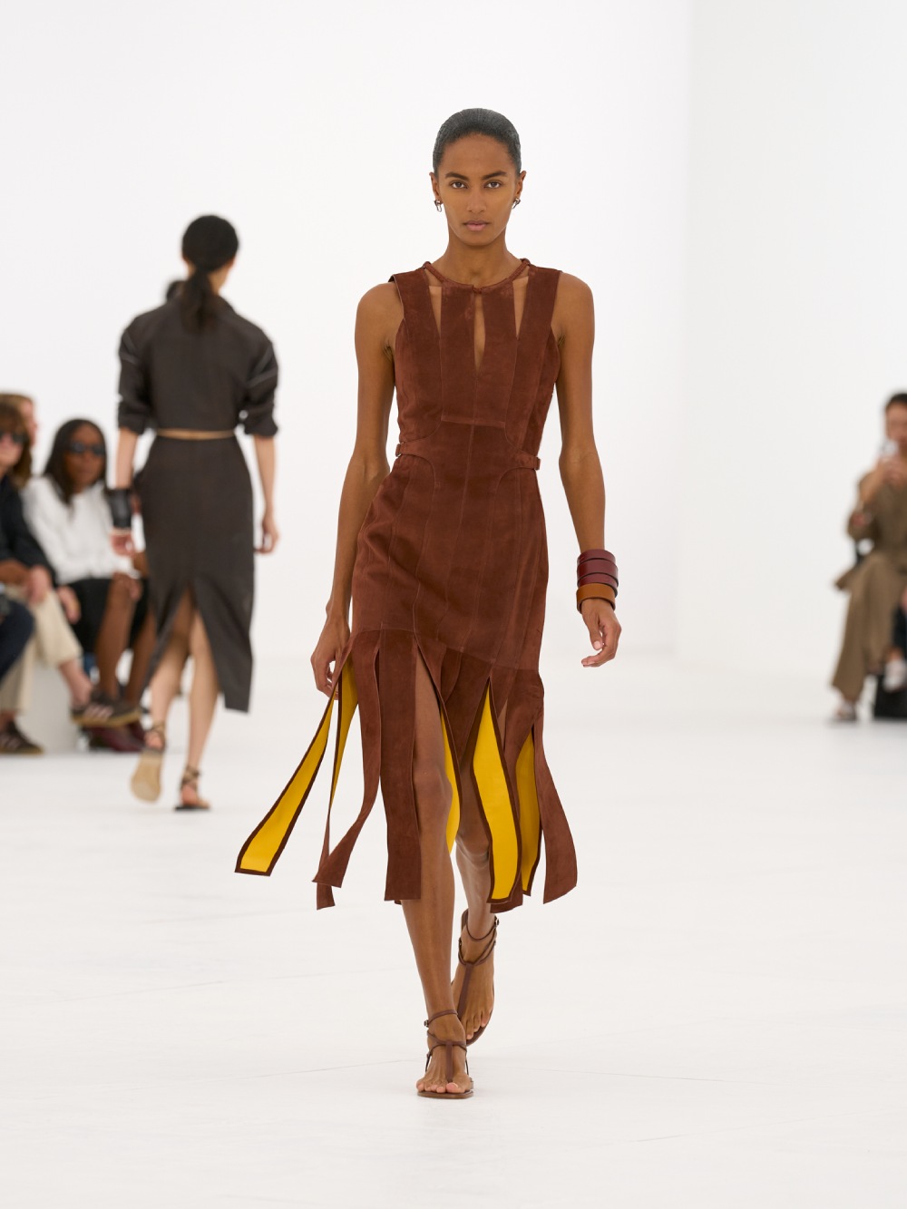 La silueta de la mujer Hermès para SS27 viene del aire