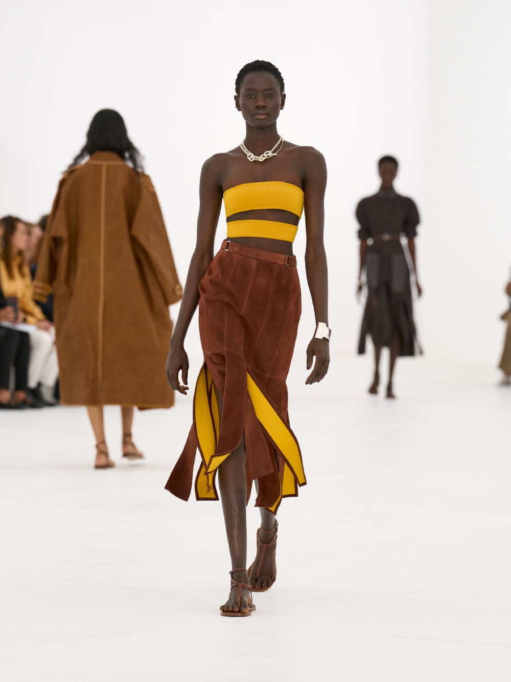 La silueta de la mujer Hermès para SS27 viene del aire