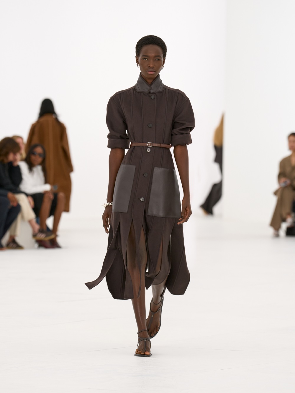 La silueta de la mujer Hermès para SS27 viene del aire