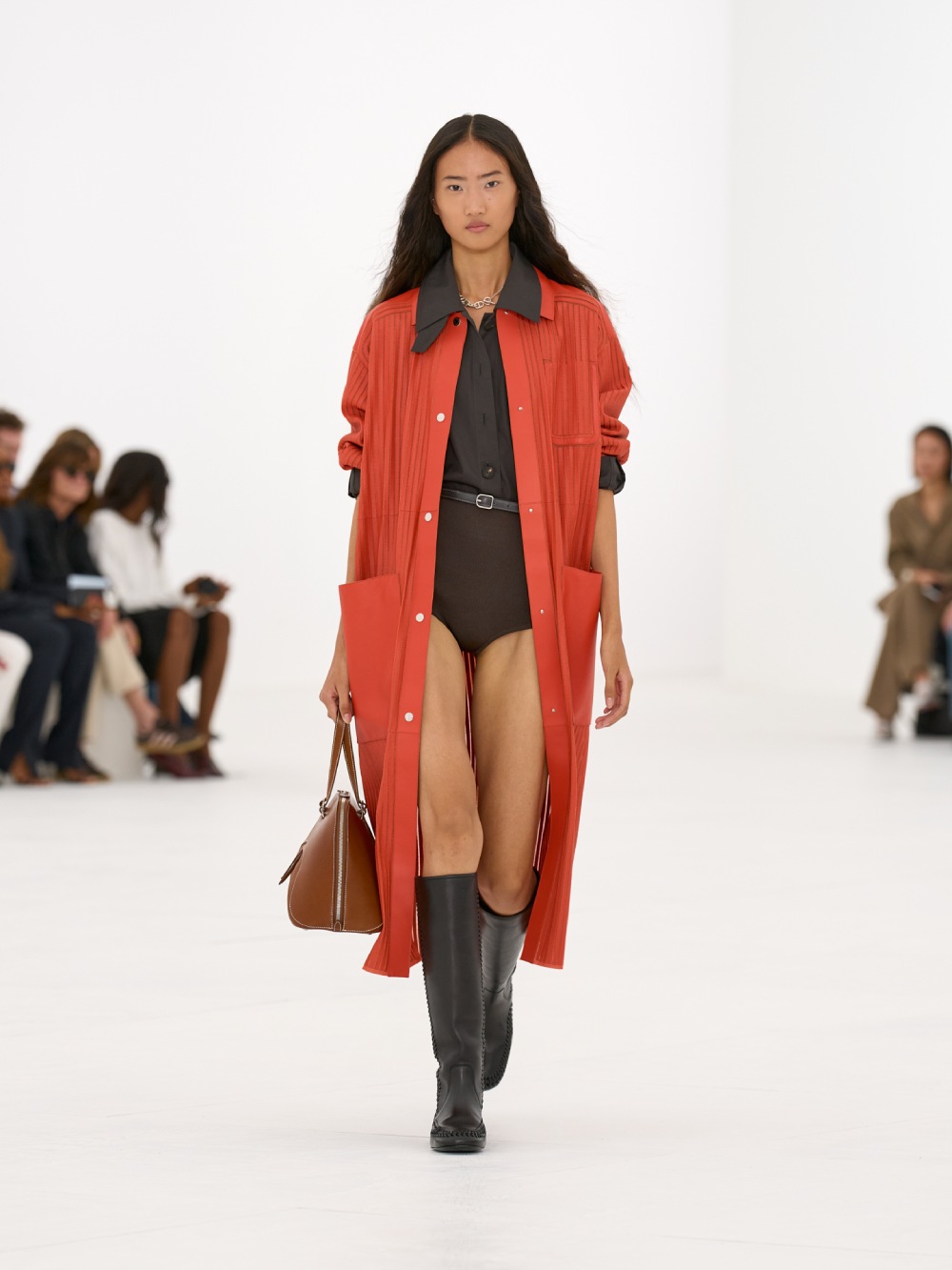 La silueta de la mujer Hermès para SS27 viene del aire