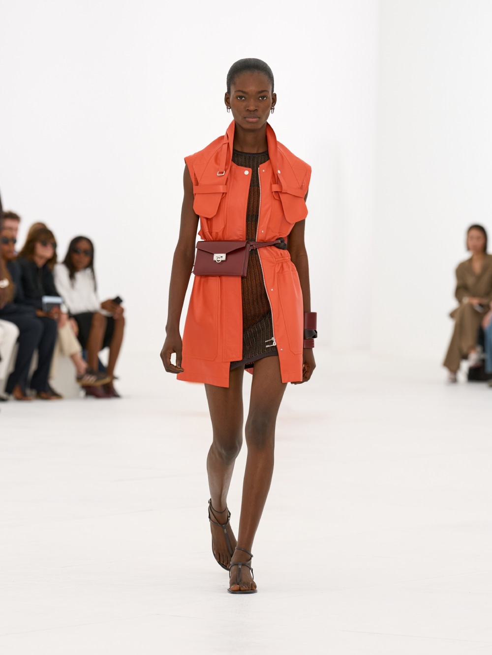 La silueta de la mujer Hermès para SS27 viene del aire
