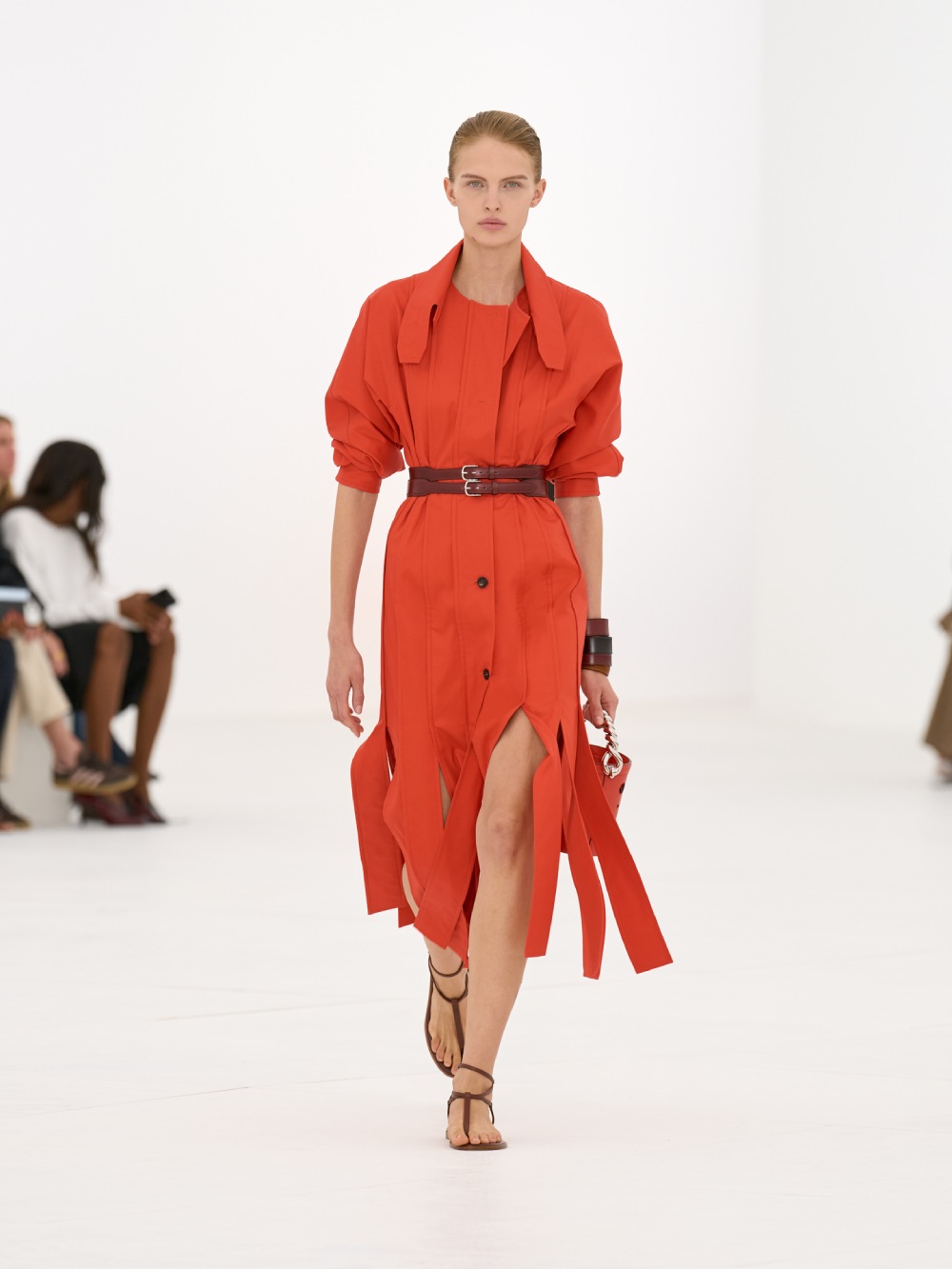 La silueta de la mujer Hermès para SS27 viene del aire