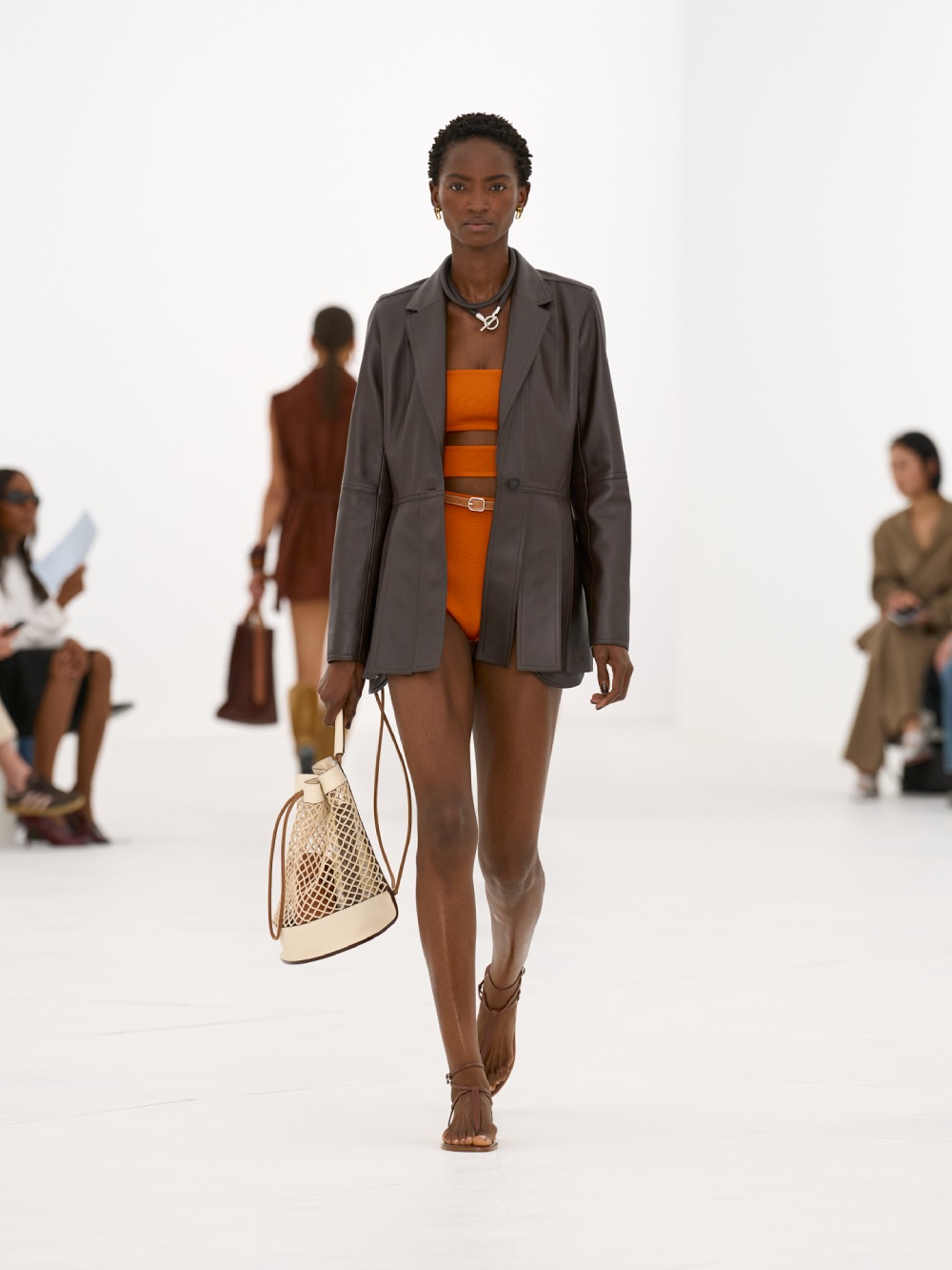 La silueta de la mujer Hermès para SS27 viene del aire