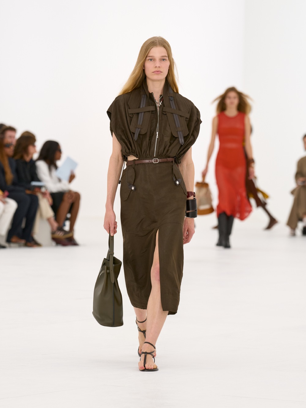 La silueta de la mujer Hermès para SS27 viene del aire