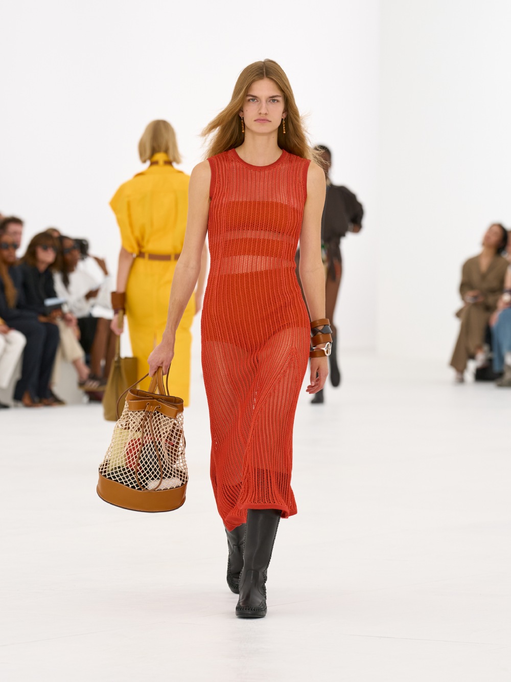 La silueta de la mujer Hermès para SS27 viene del aire