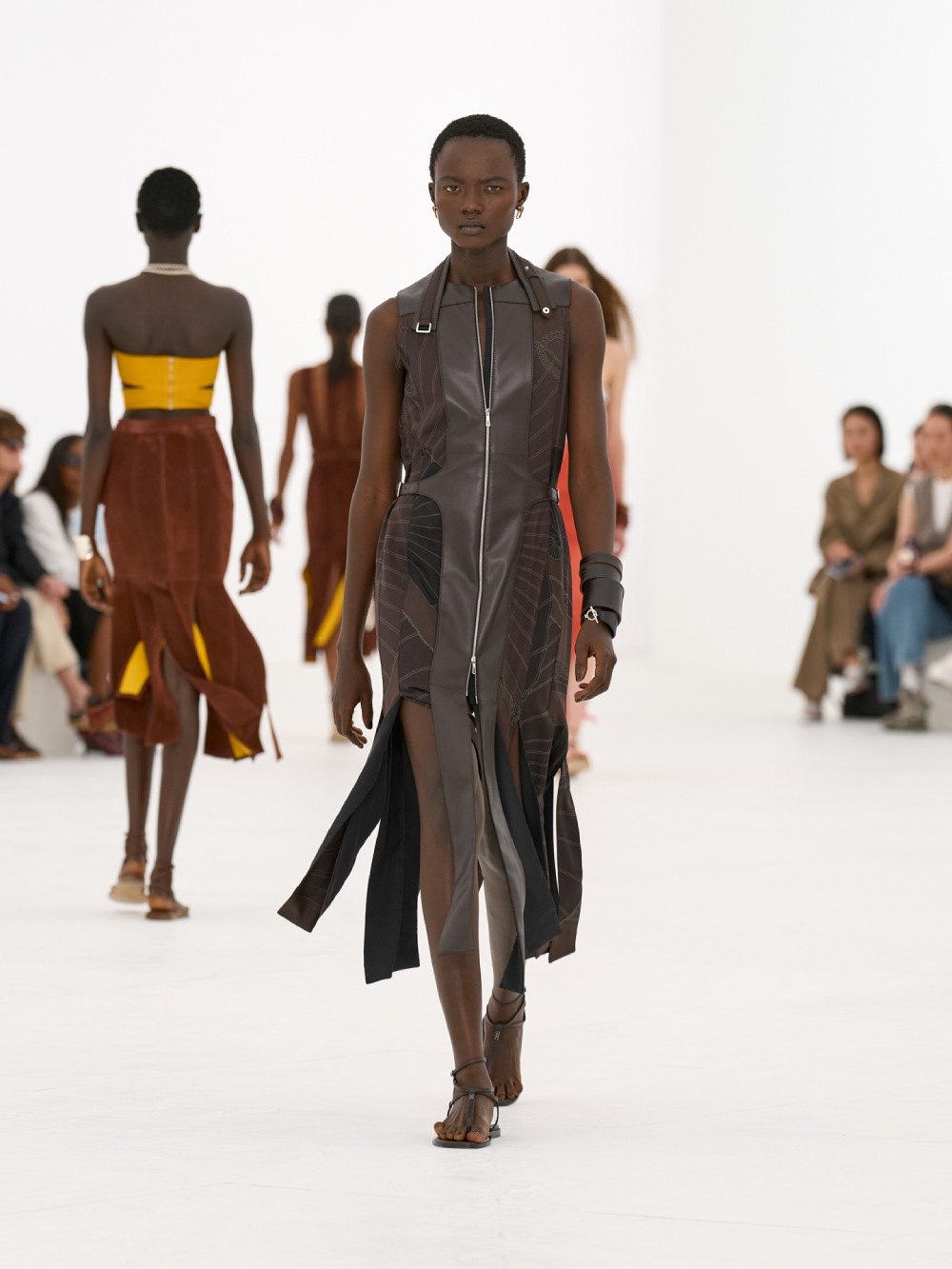 La silueta de la mujer Hermès para SS27 viene del aire