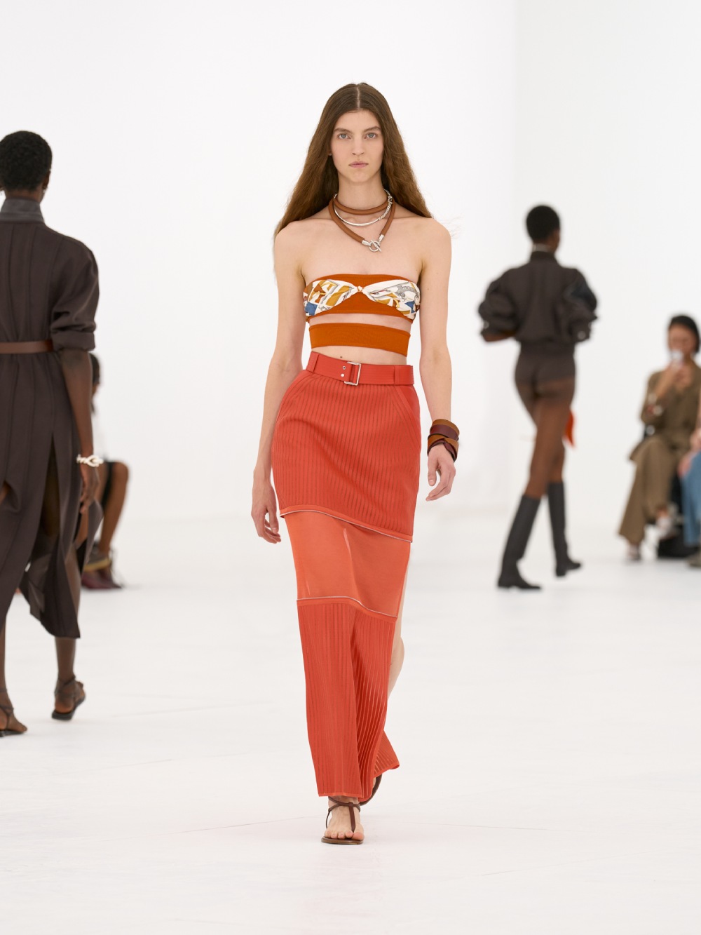 La silueta de la mujer Hermès para SS27 viene del aire