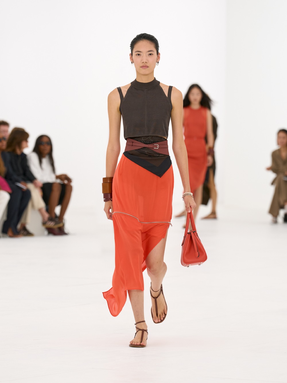 La silueta de la mujer Hermès para SS27 viene del aire