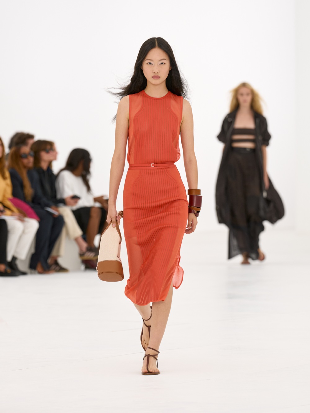 La silueta de la mujer Hermès para SS27 viene del aire