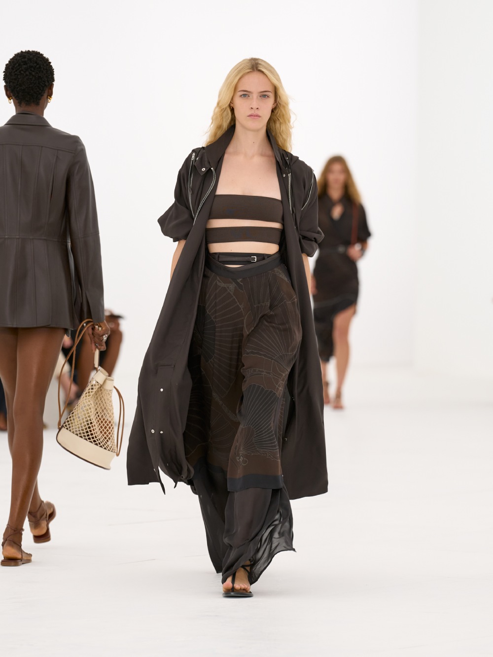La silueta de la mujer Hermès para SS27 viene del aire
