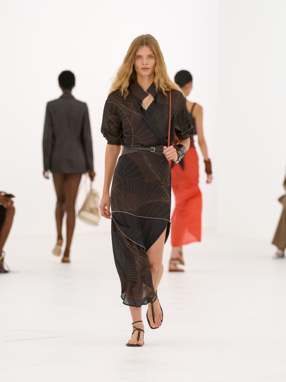 La silueta de la mujer Hermès para SS27 viene del aire