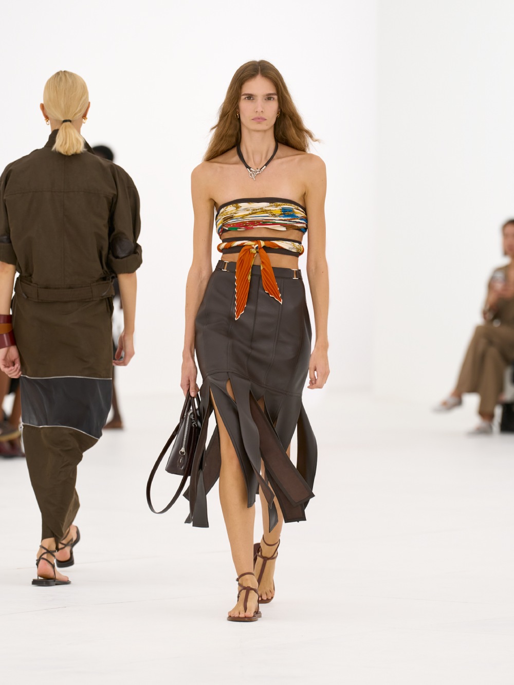 La silueta de la mujer Hermès para SS27 viene del aire