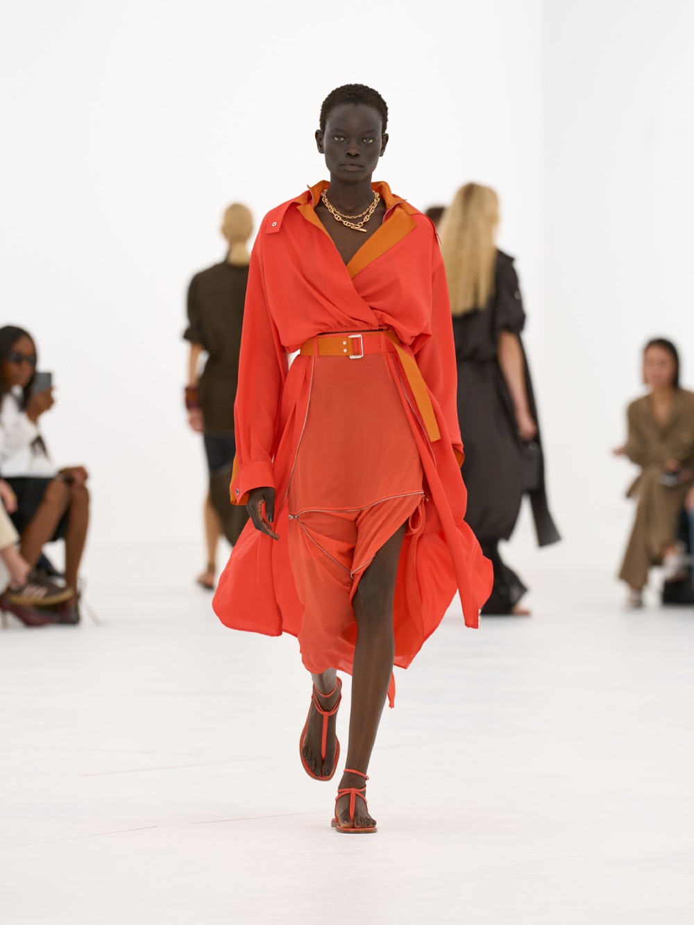La silueta de la mujer Hermès para SS27 viene del aire