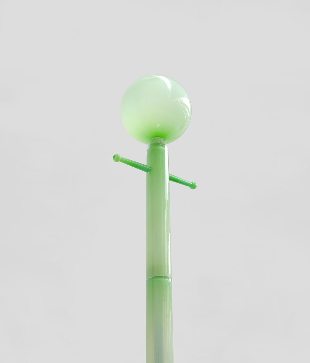 JAM hace brillar el vidrio en la Galerie Kreo con Lampposts
