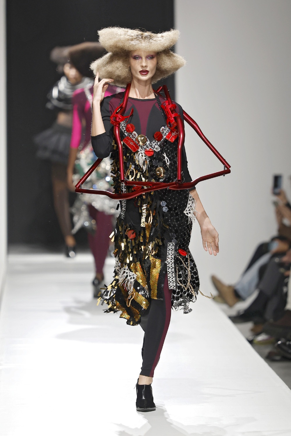 Junya Watanabe crea un universo maximalista para SS27